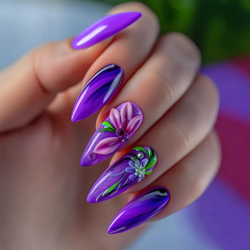 Kunstnägel mit Kunstvollem Floralen Design Karnz