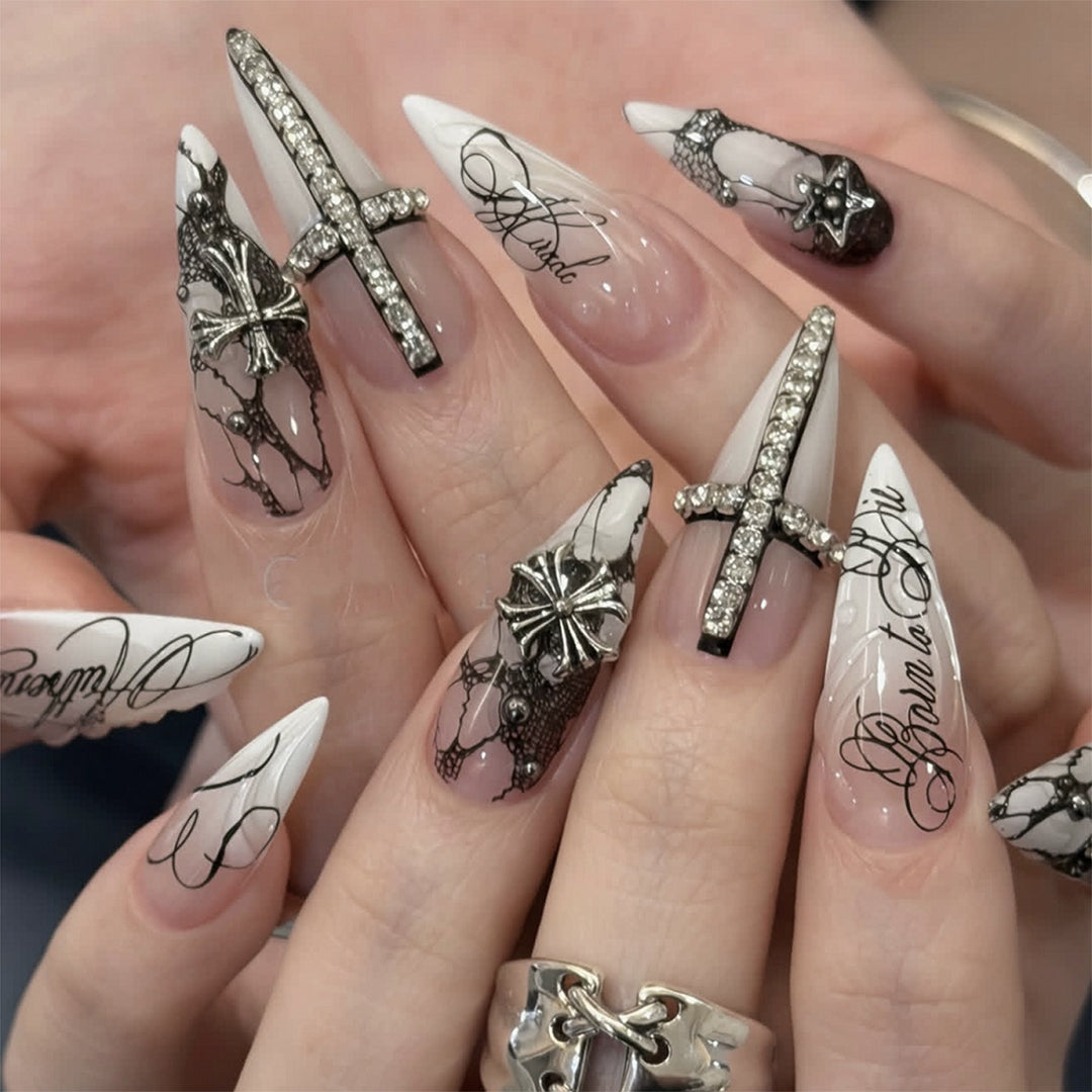 Kunstvolle Stiletto-Nägel mit eleganten Verzierungen Karnz