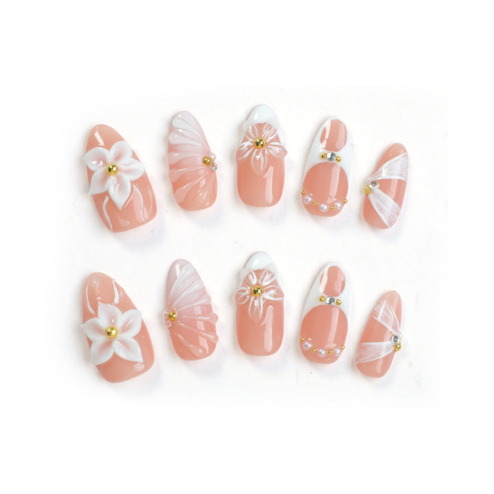 Kunstnagelset mit floralen Verzierungen und strahlenden Akzenten Karnz