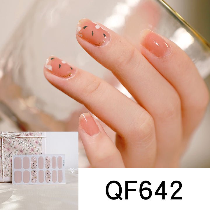 Künstliche Nagelgestaltung mit Herz-Motiv Karnz