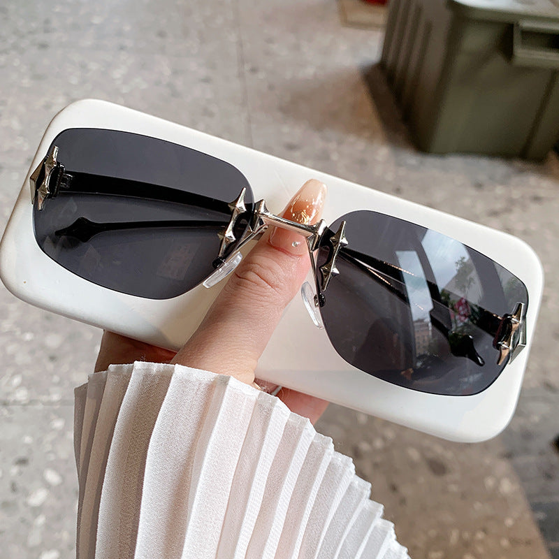 Damen Designer-Sonnenbrille mit aufwändigen Verzierungen Karnz