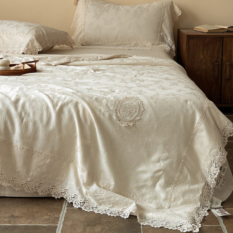 Jacquard-Tagesdecke im Vintage-Look mit floraler Applikation und Spitzenbordüre