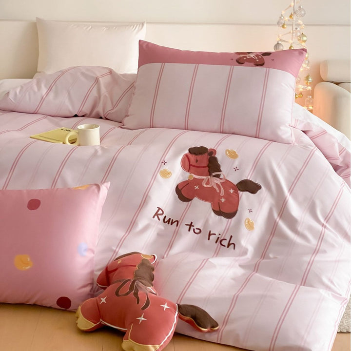 Kinder-Bettwäschegarnitur mit gestreiftem Design und appliziertem Pferde‑Motiv