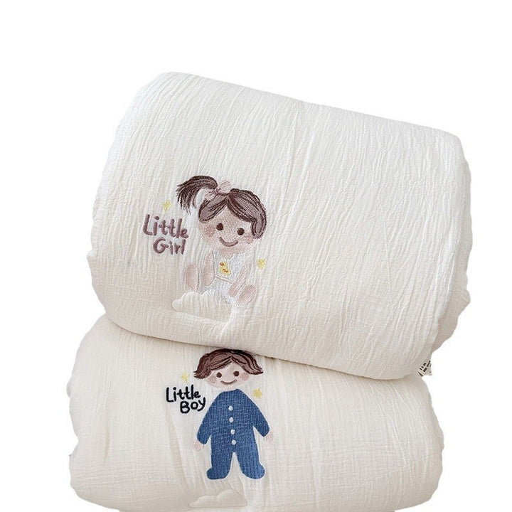 Kinder-Steppdecke aus Baumwoll-Musselin mit gesticktem Puppenmotiv