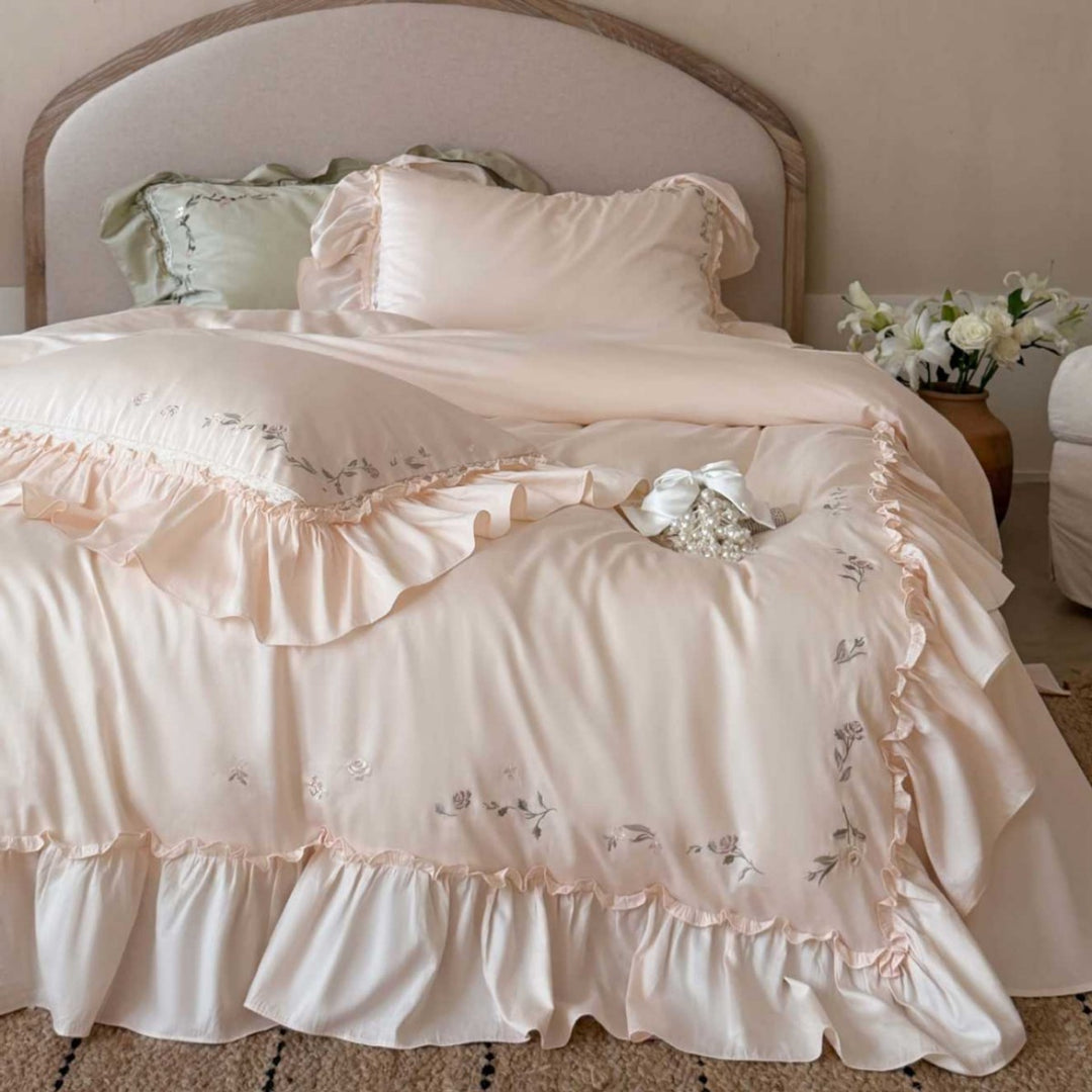 Elegantes Bettwäscheset aus Baumwollsatin mit Rüschen, zarter Blumenstickerei und Volant