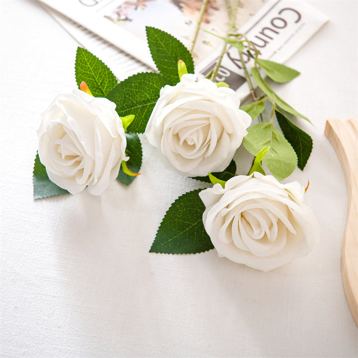 Realistische elegante Rosenstem