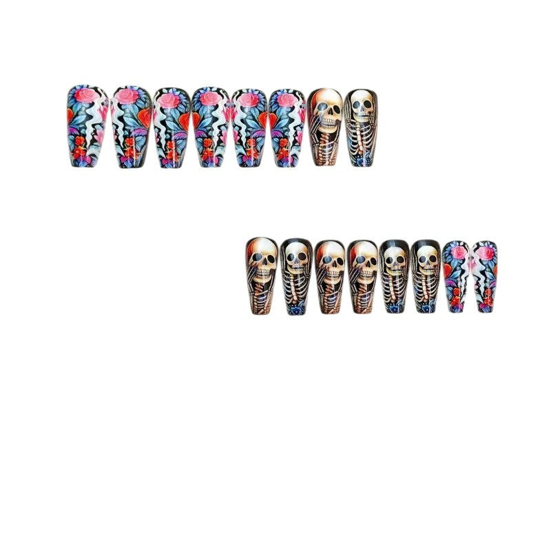 Kreative Kunstnägel mit Skelett- und Blumenmotiven Karnz