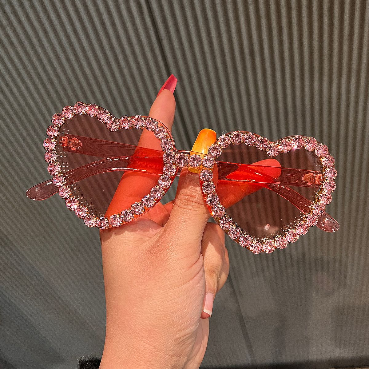 Damen Herzförmige Sonnenbrille mit Strassverzierung Karnz
