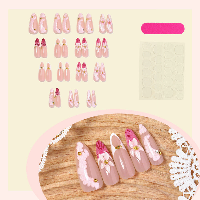 Kunstnagelset mit floralen und eleganten Designelementen Karnz