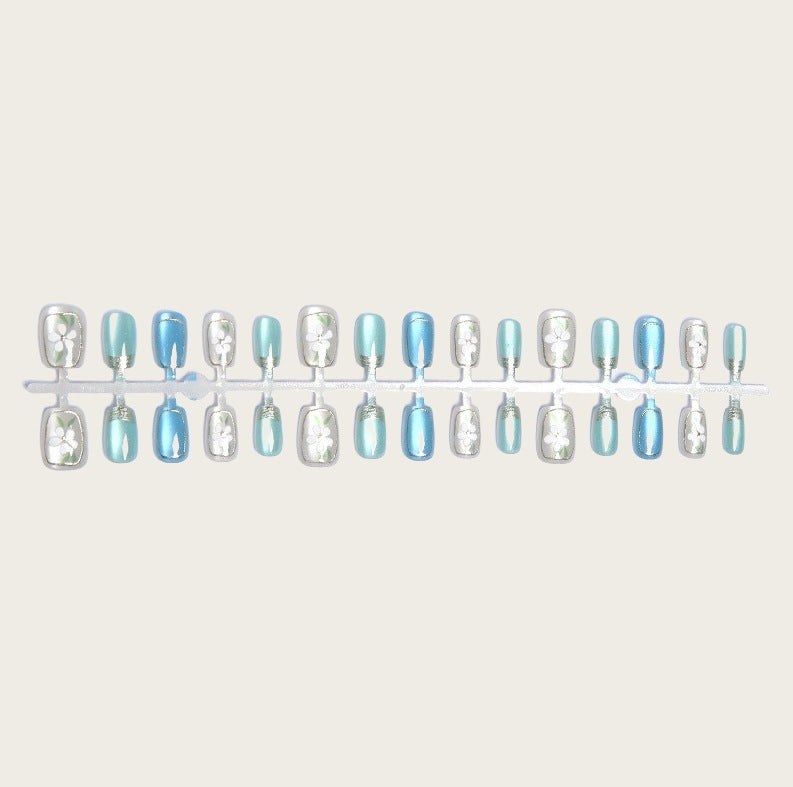 Detailliertes Floral Press-On Nail Art Set Karnz