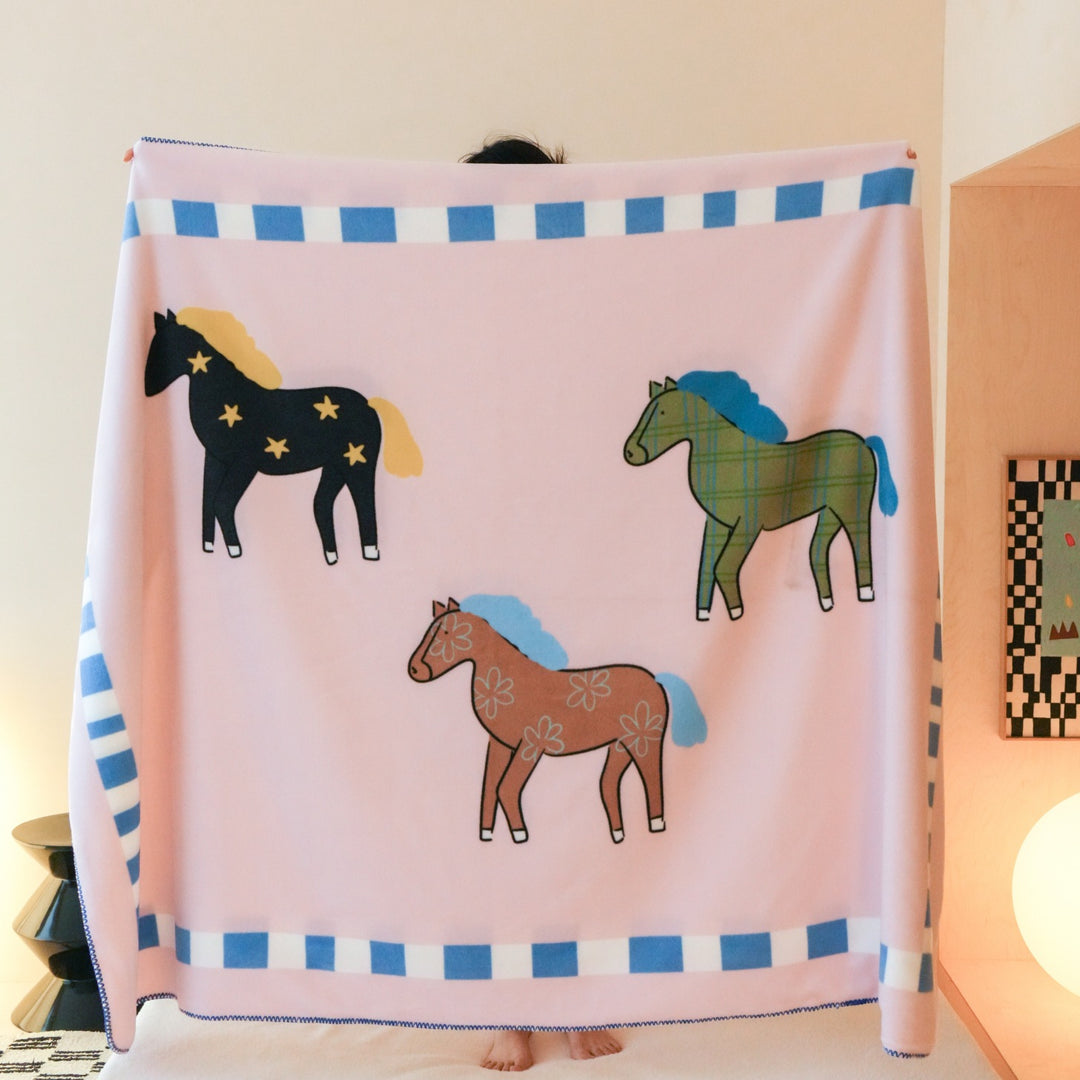 Kuscheldecke mit Pferdeillustration, extraweiche Mikrofaser und gestreiftem Rand