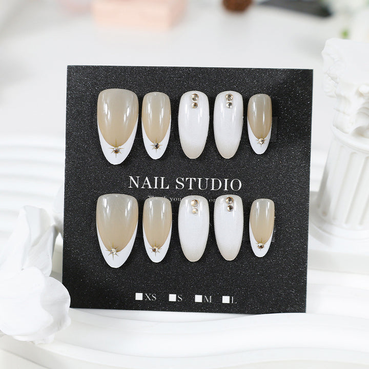 Kunstnagelset mit eleganten Design-Elementen und Glamourösen Akzenten Karnz