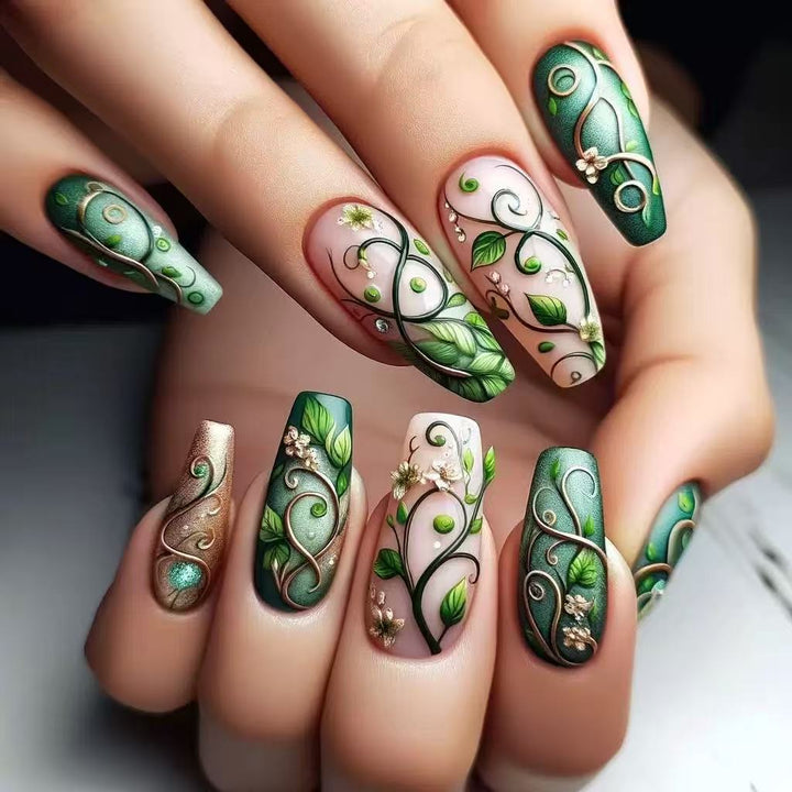 luxuriöses Kunstnagelset mit floralen Designs und detaillierten Akzenten Karnz