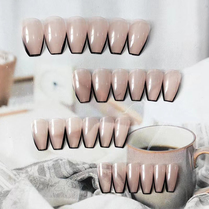Kunstvolle Nagelverlängerungen mit eleganter French-Spitze Karnz