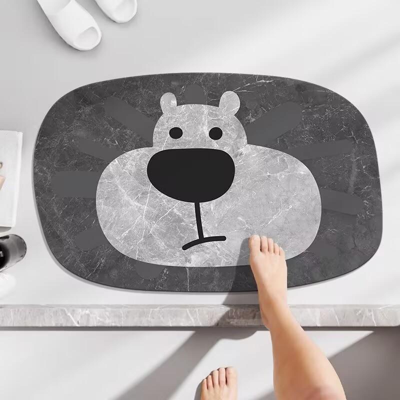 Verspielt geformte Badmatte in Hundeform