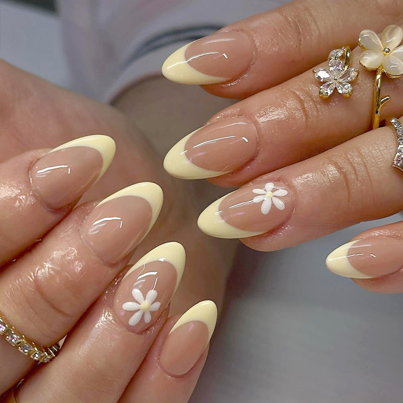 Elegante mandelförmige Nagelkunst Karnz
