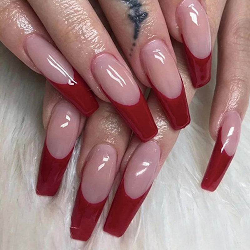 Elegante Kunstnägel mit Hochglanz-Finish und prägnantem French-Tip Karnz