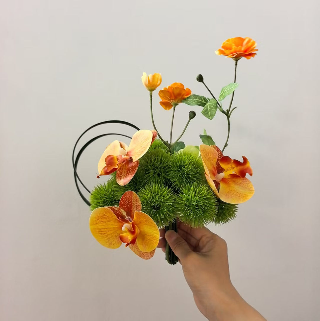 Lebendige florale Tischdekoration