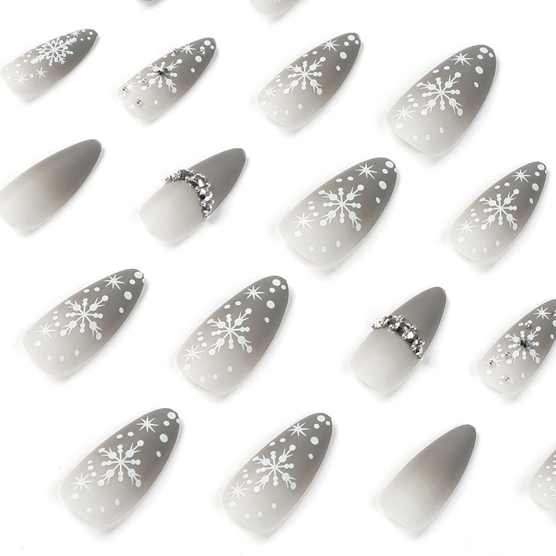 Glamouröse Nagelkunst mit Schneeflocken-Design Karnz