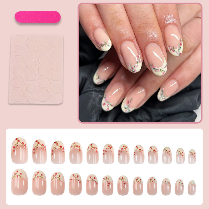 Kunstnagelset mit zarten Rosenakzenten Karnz