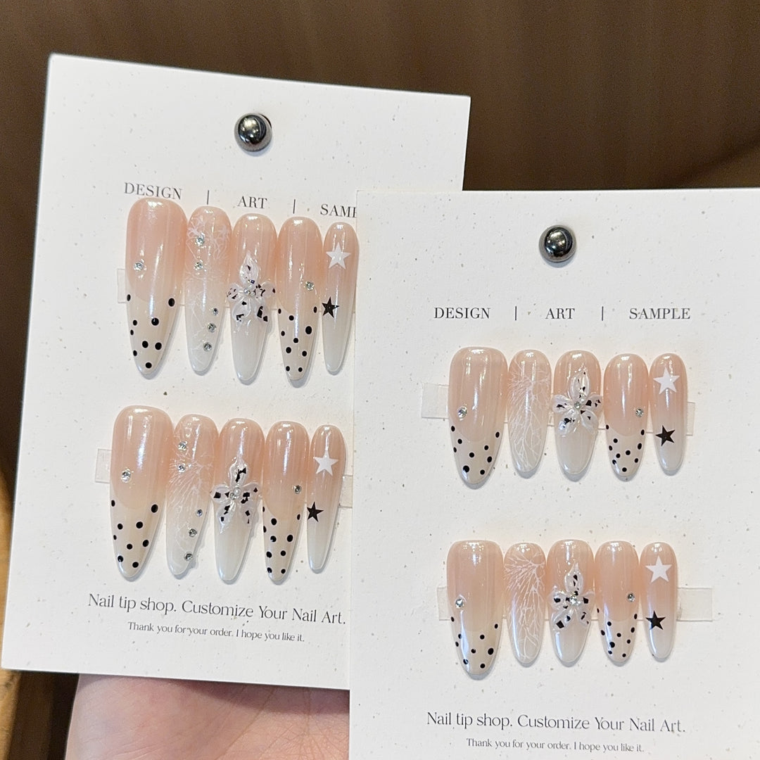 Kunstnägel Set mit Kreativen Designs und Schimmernden Akzenten Karnz
