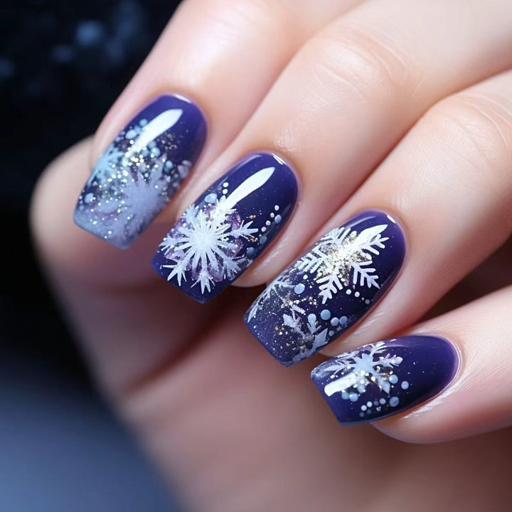 Kunstnägel mit Schimmerndem Winterdesign Karnz