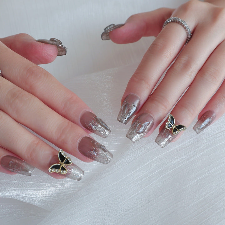 Blumen- und Schmetterlings-verzierte Press-On Nagelset
