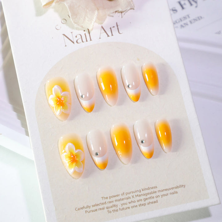 Kunstvolle Nagelverlängerungen mit zartem Ombre-Effekt und floralen Akzenten Karnz