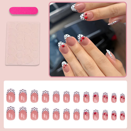 Kunstnagelset mit verspielten Punkten und auffälligen Akzenten Karnz