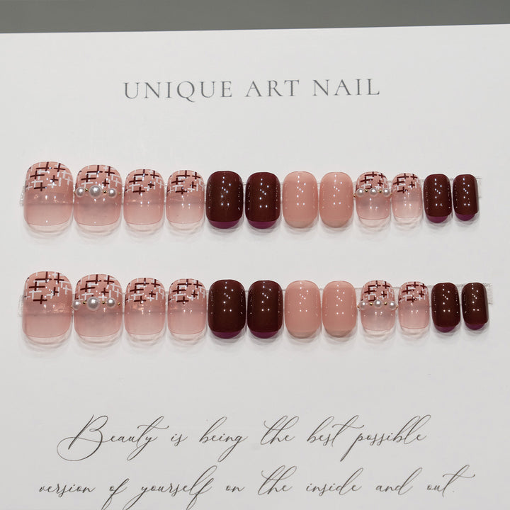 Dekorative Nagelkunst mit Perlelementen
