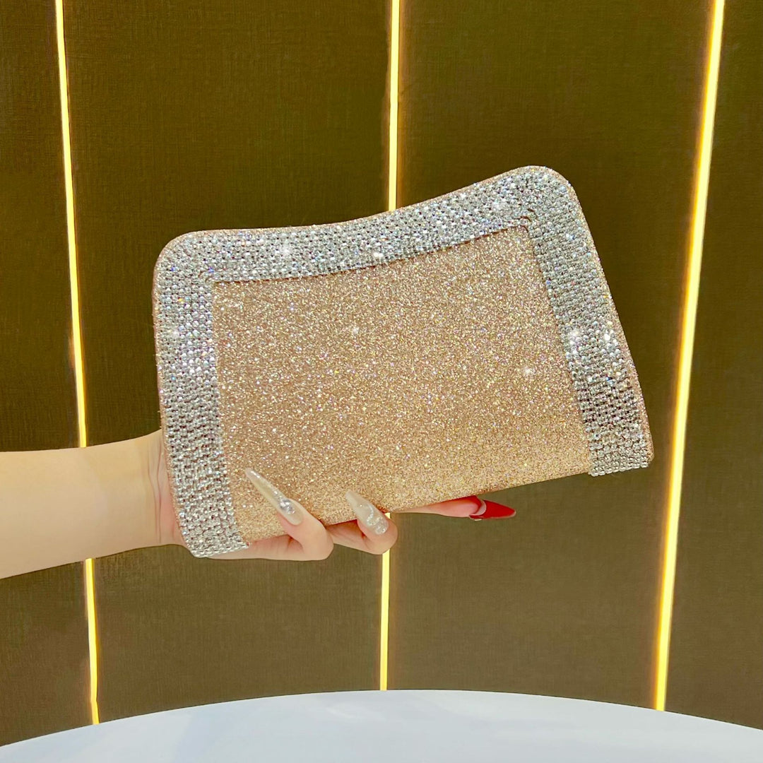 Glänzende Clutch mit Kristallbesatz