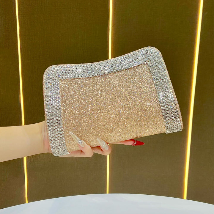 Glänzende Clutch mit Kristallbesatz