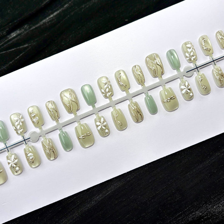 Dekoratives Press-On-Nagelkunst-Set mit eleganten floralen Akzenten