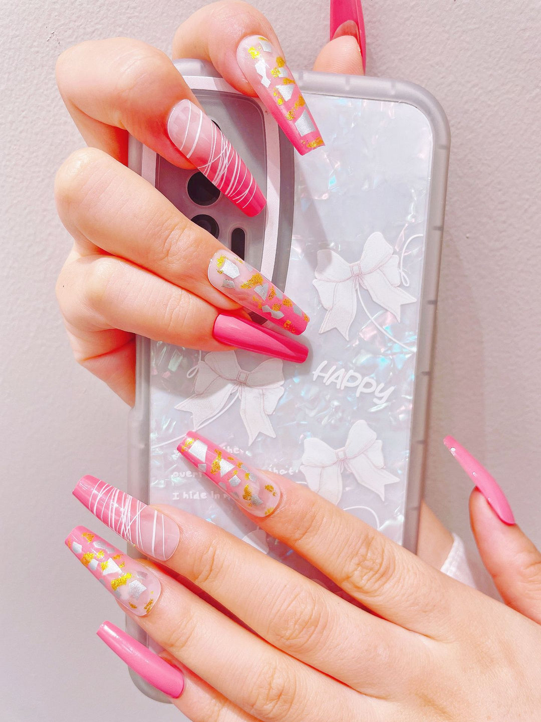 Kunstnagelset mit glitzernden Akzenten und trendigem Design Karnz