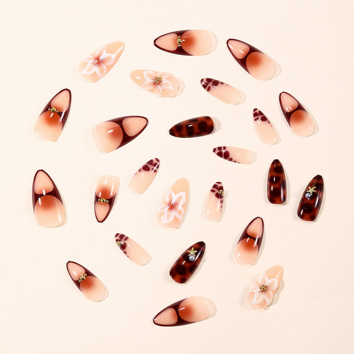 Stiletto Nagel Art Extensions mit floralen und Sternakzenten Karnz