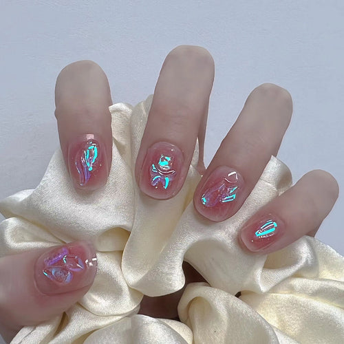 Glänzende Nagelkunst mit holografischen Akzenten Karnz