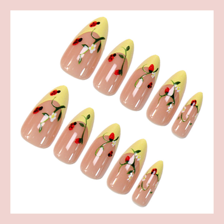 Kunstnagelset mit elegantem Farbverlauf und floralen Akzenten Karnz