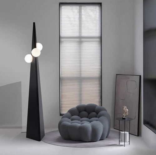 Künstlerische Dreieckige Stehlampe mit geometrischem Design