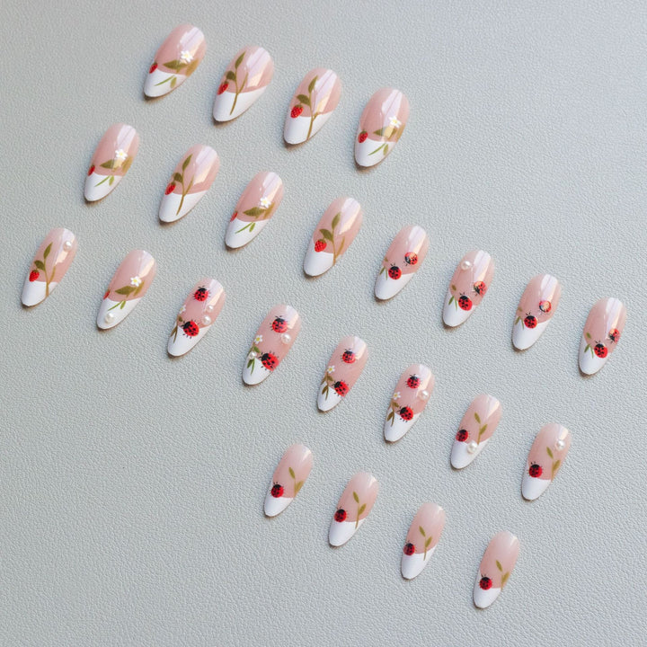 Künstlerische Marienkäfer Nagelkunst