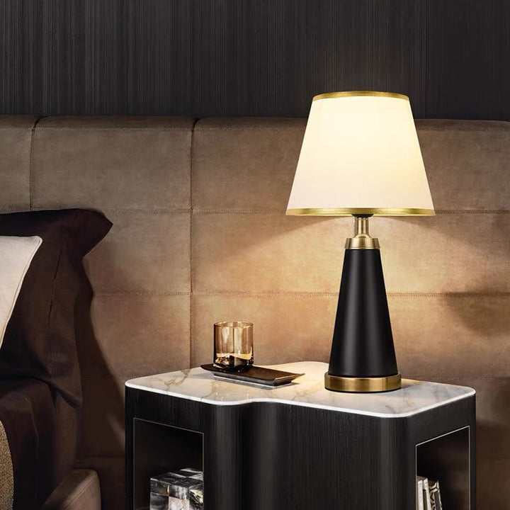 Moderne Kegelbasis Tischlampe