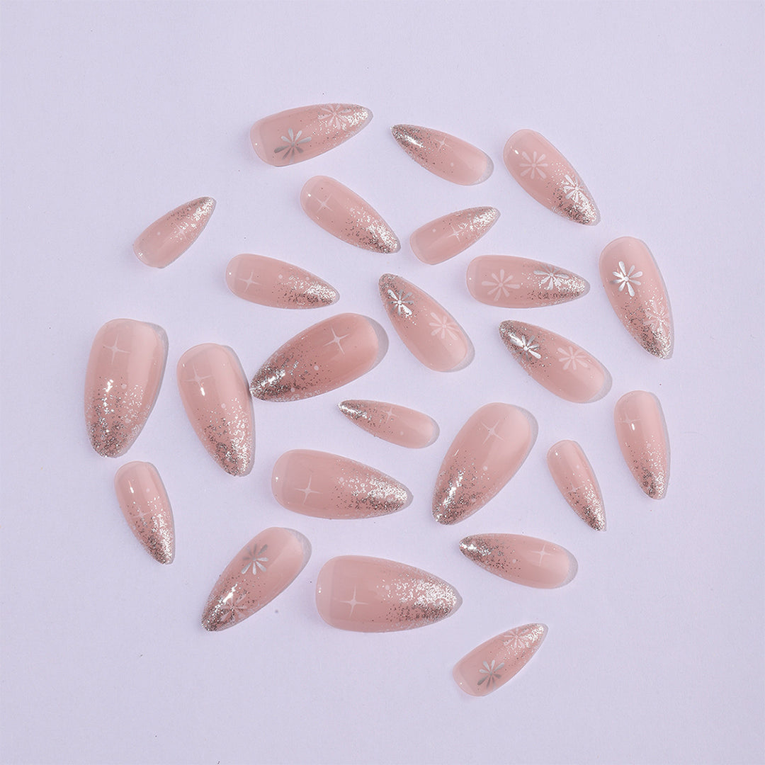 Kunstnagelset mit elegantem Glitzer-French-Design und kunstvollen Verzierungen Karnz