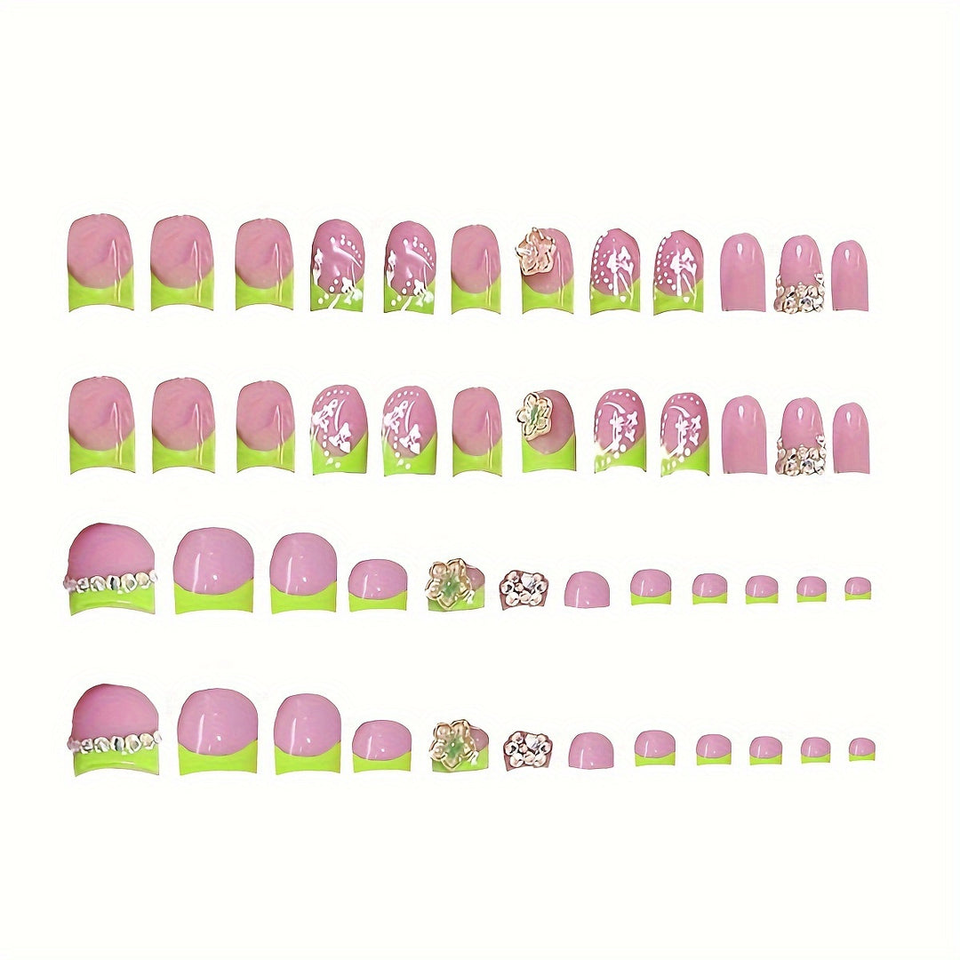 Dekoratives Nagelkunstset mit floralen und Strassakzenten Karnz