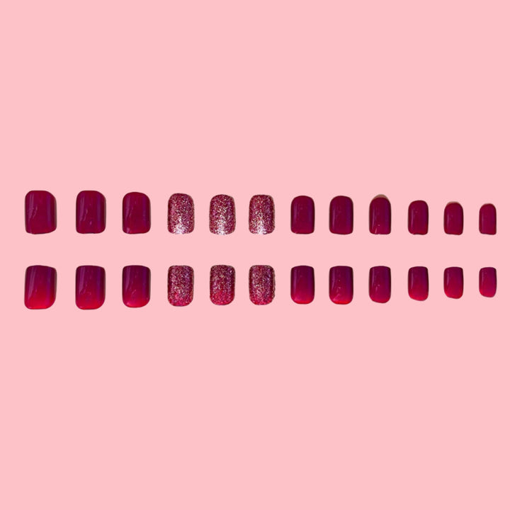 Glänzende Press-On Nagelverlängerungen mit Glitzer Karnz