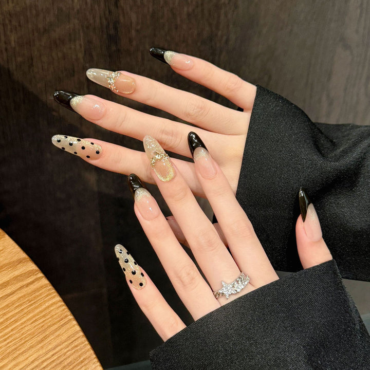 Elegantes Press-On Nagelkunst-Set mit schwarzen und Glitzerakzenten