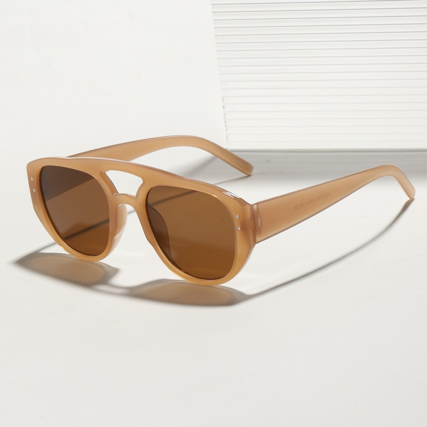 Damen oversized Sonnenbrille mit modernem, strukturiertem Rahmen Karnz