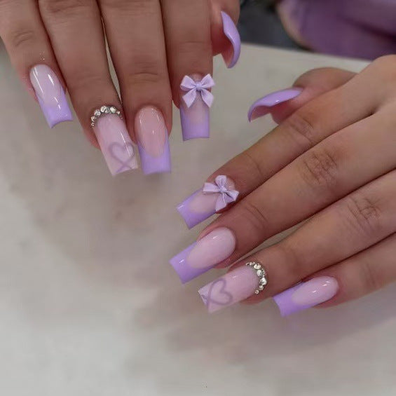 Kunstnagelset mit eleganten 3D-Schleifen und Glitzerdetails Karnz