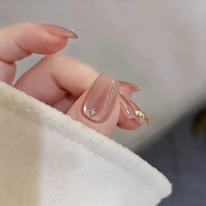 Elegante dekorative Nagelerweiterungen