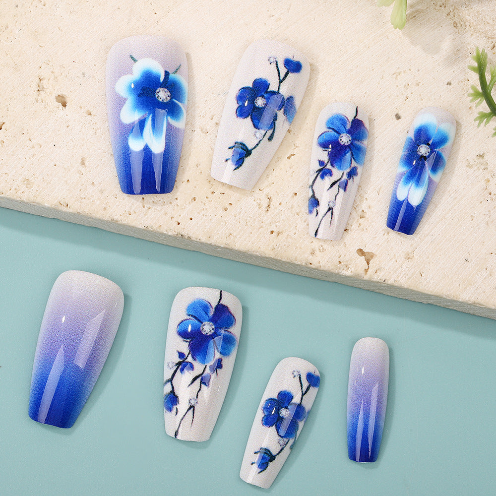 Kunstnägel mit floralen Akzenten Karnz