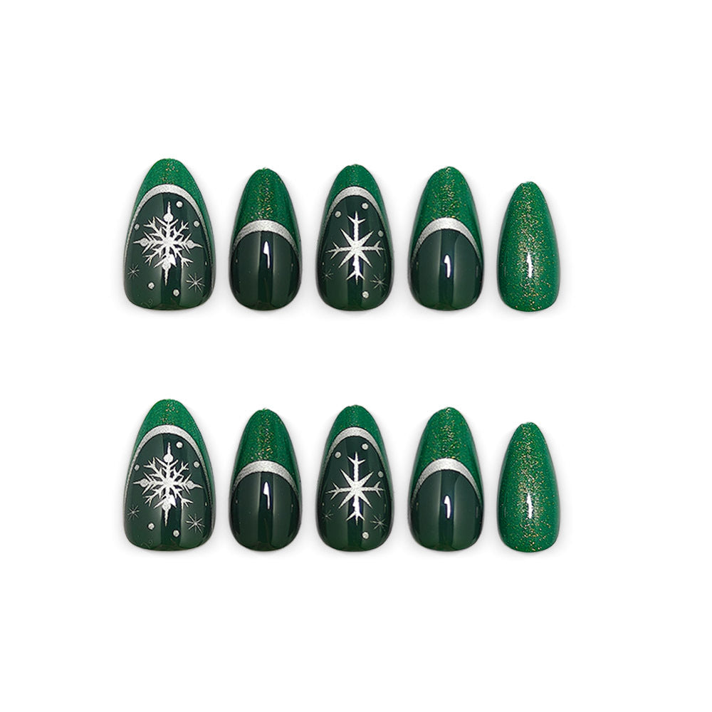 Glamouröse Kunstnägel mit Filigranen Weihnachtsdesign Karnz