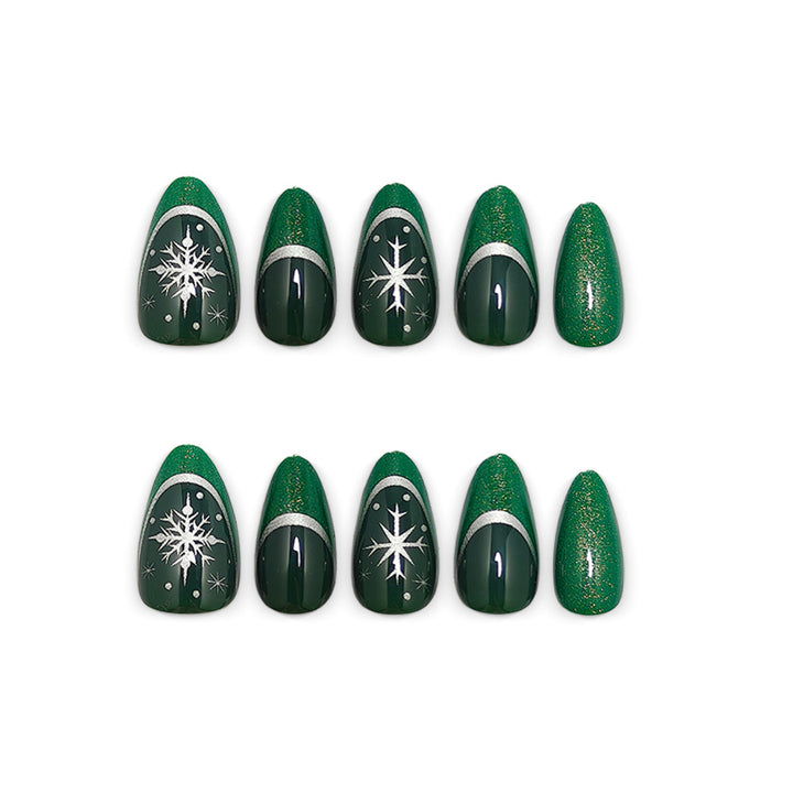 Glamouröse Kunstnägel mit Filigranen Weihnachtsdesign Karnz